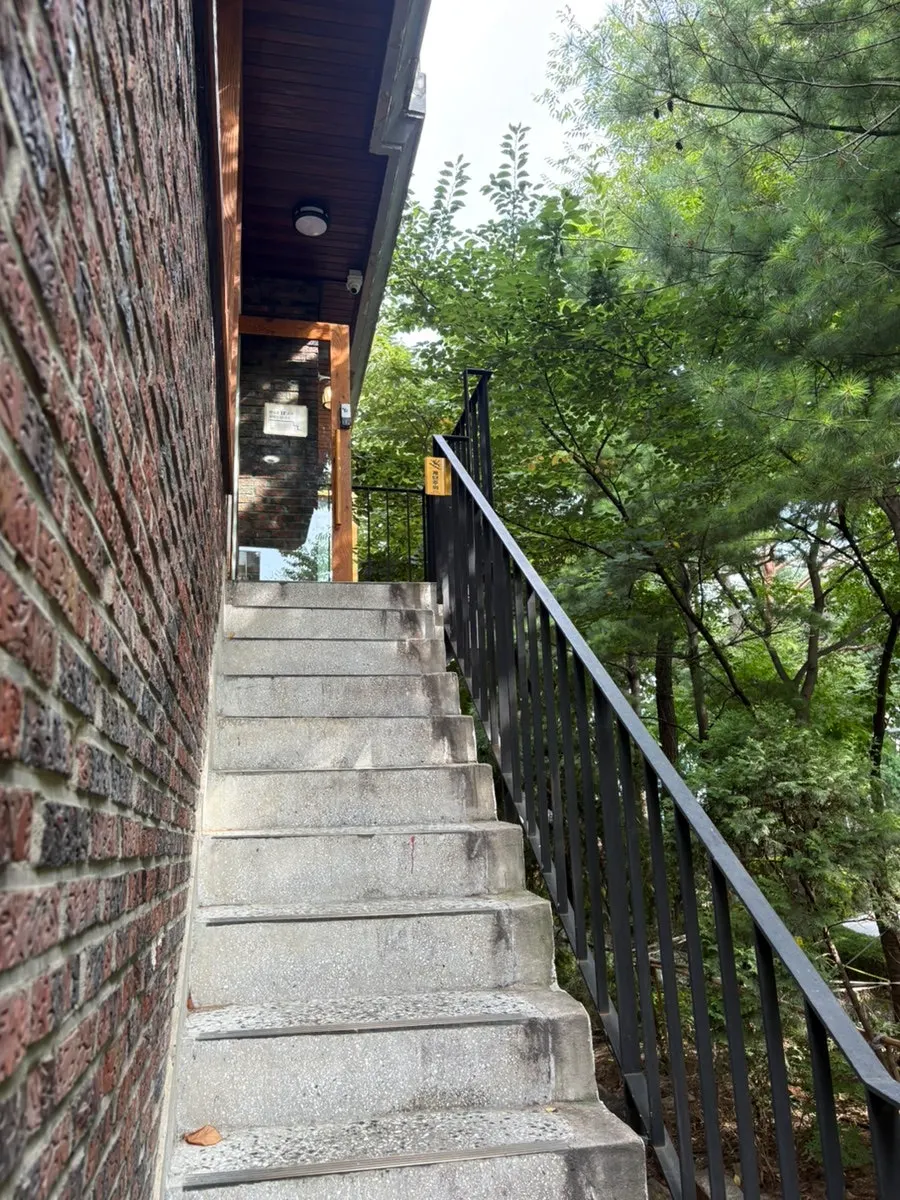건물 외부를 둘러싼 계단과 야외 공간