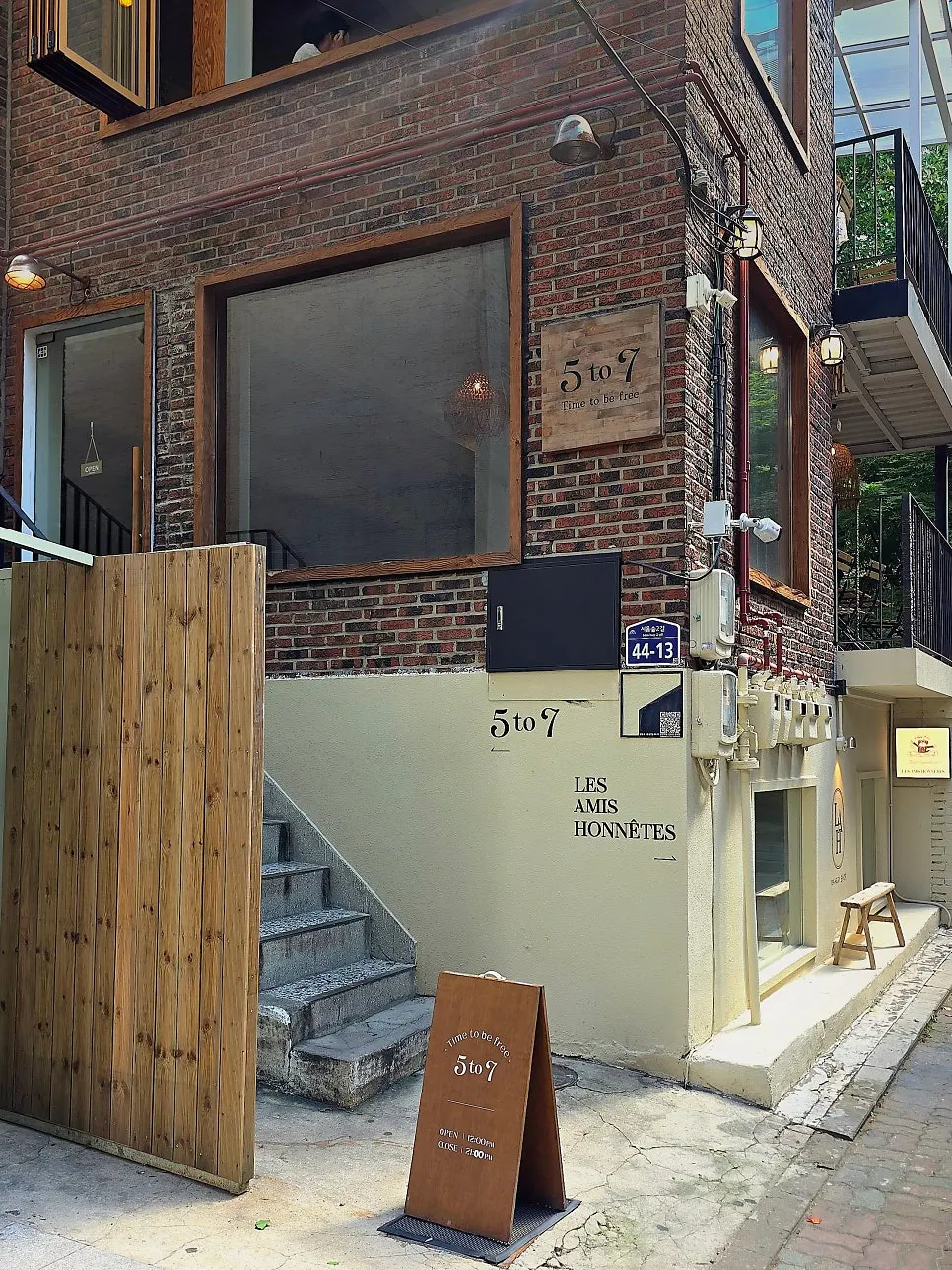 Exterior of 5to7 café tucked into a Seongsu side street