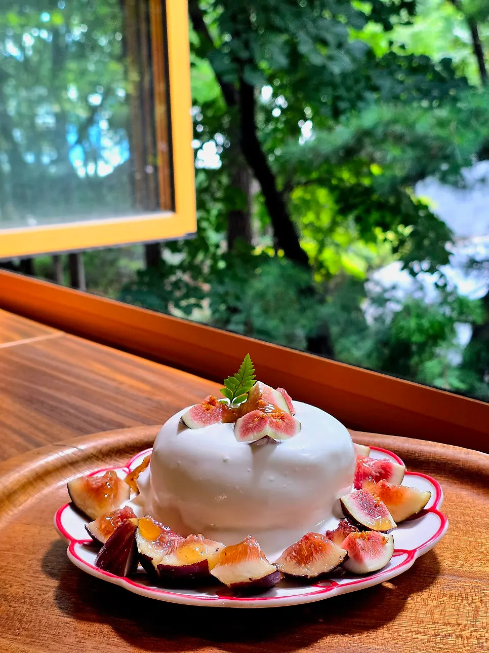 Soufflé dessert topped with fresh figs