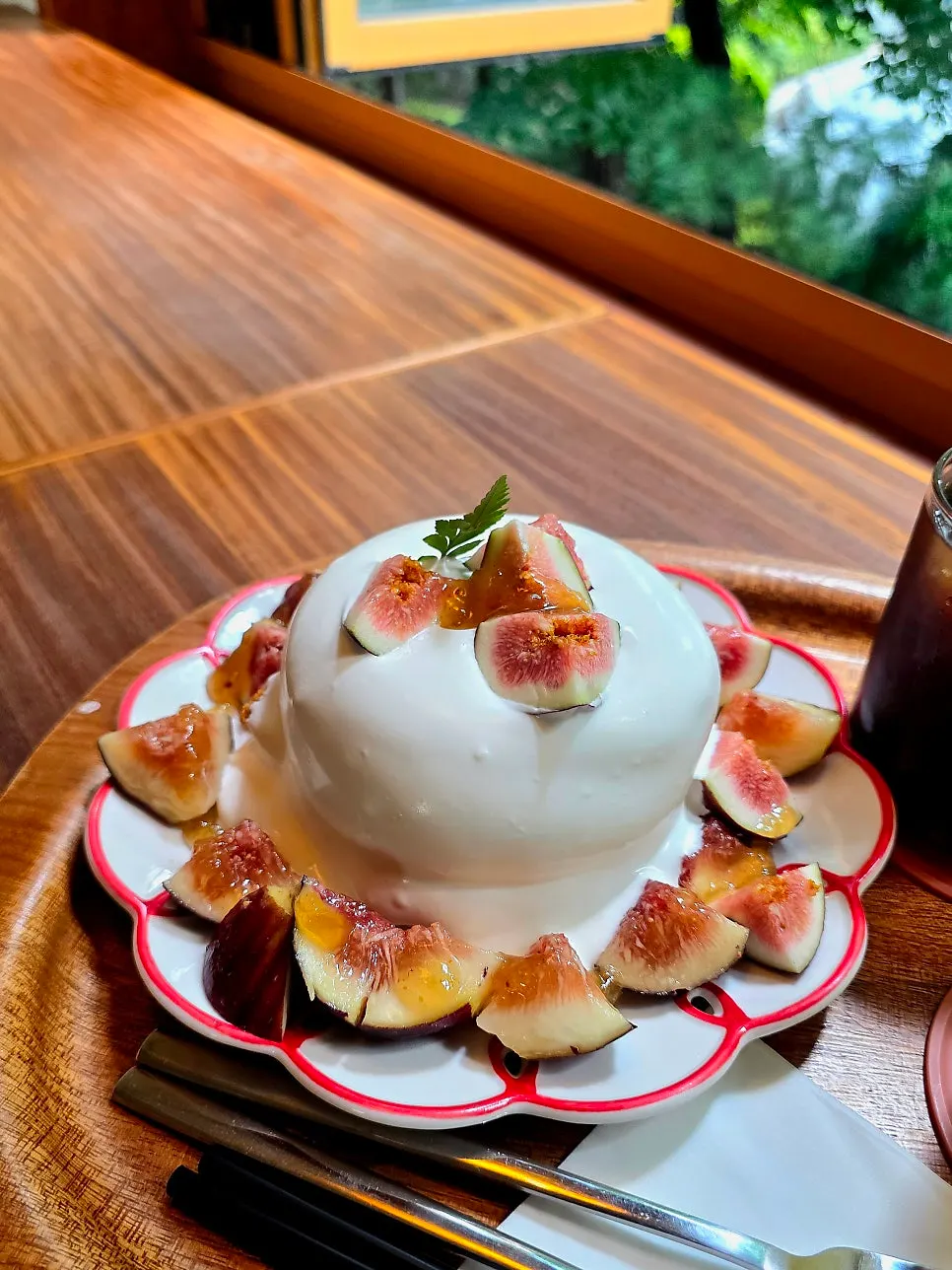 Soufflé served with fresh figs and cream