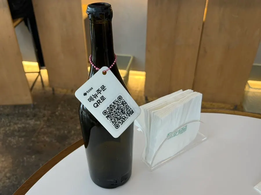 테이블에 놓인 QR 주문 안내