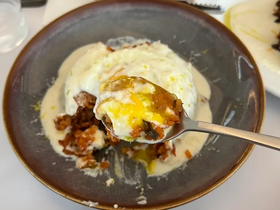 노른자를 비빈 김치볶음밥 한 숟갈