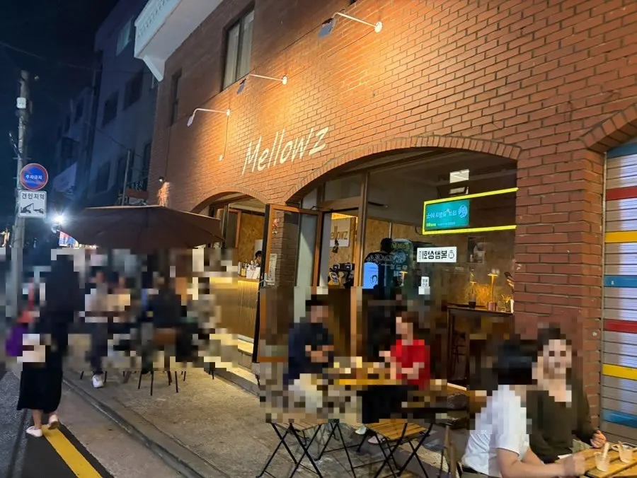 Exterior of Mellows café near Ttukseom Station