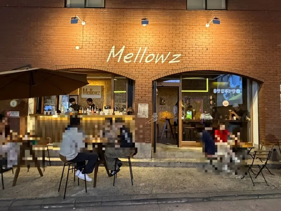 Atmosphere of Mellows outdoor seating
