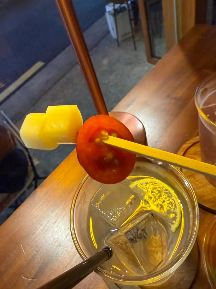 Complimentary green grapes, tomatoes, and string cheese