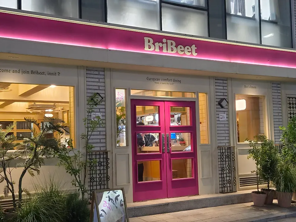 The eye-catching pink entrance of Brivite Seongsu