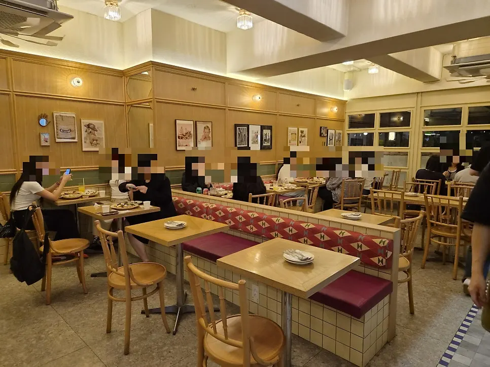 Spacious interior and seating of Brivite Seongsu