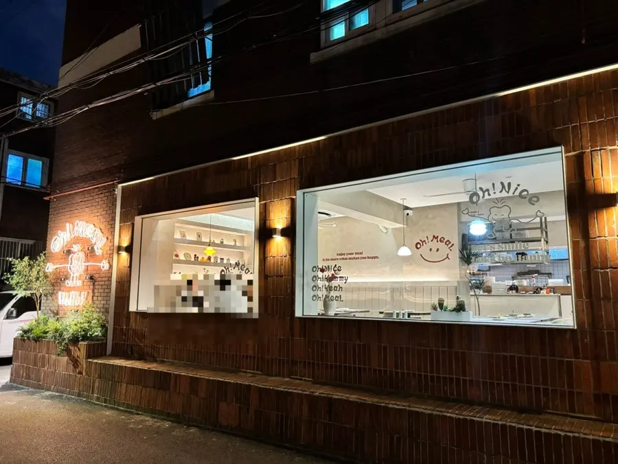 Atmosphere inside Omil Seongsu in Seongsu