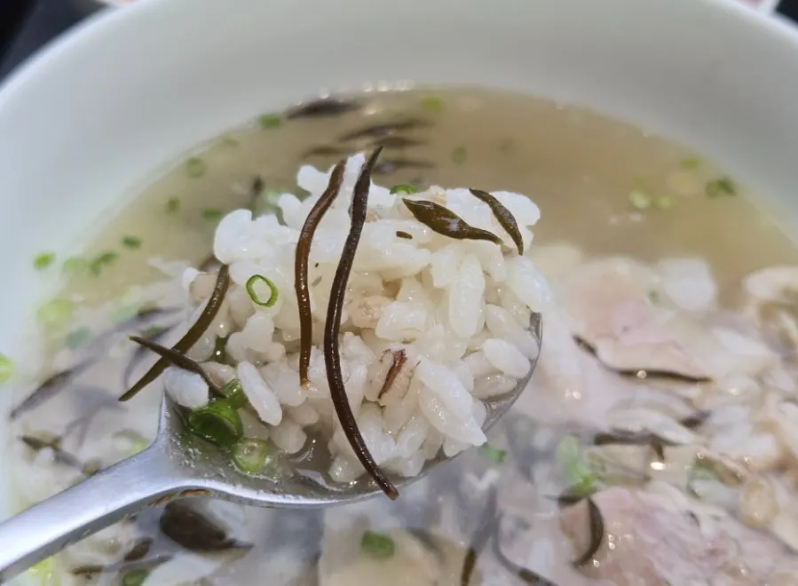 Barley rice mixed into clear gomtang broth