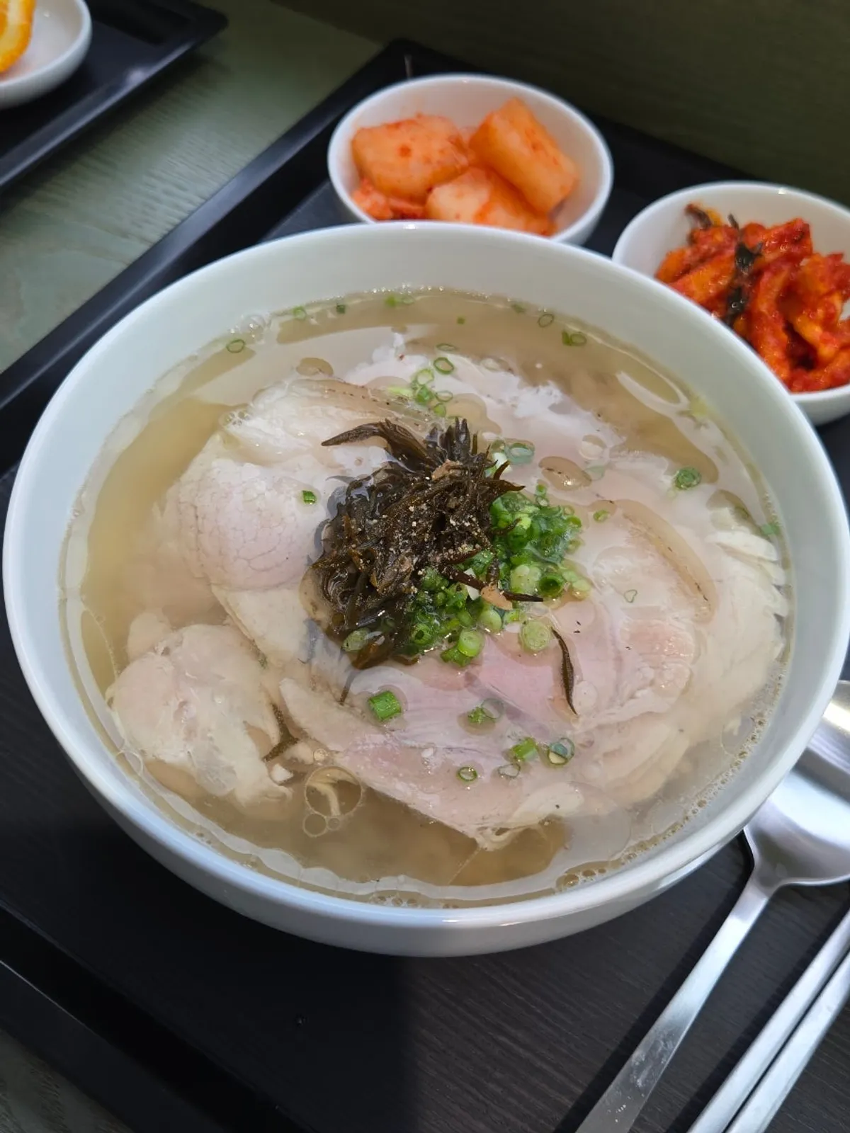 A bowl of spicy gomtang set