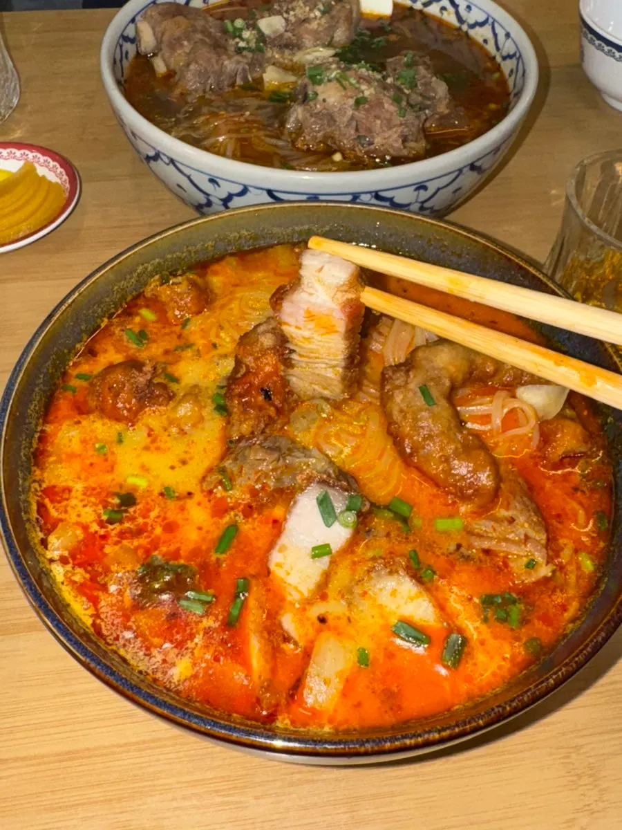 가위와 집게를 곁들인 곱창커리쌀국수