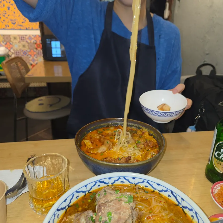 곱창커리쌀국수를 먹는 모습