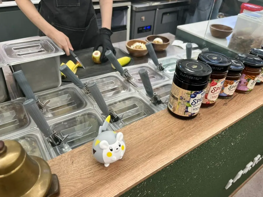 직원이 그릭요거트를 만드는 주방 카운터