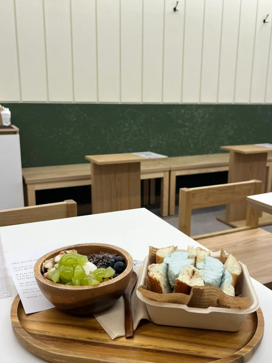요거트볼과 요거트베이글샌드 상차림