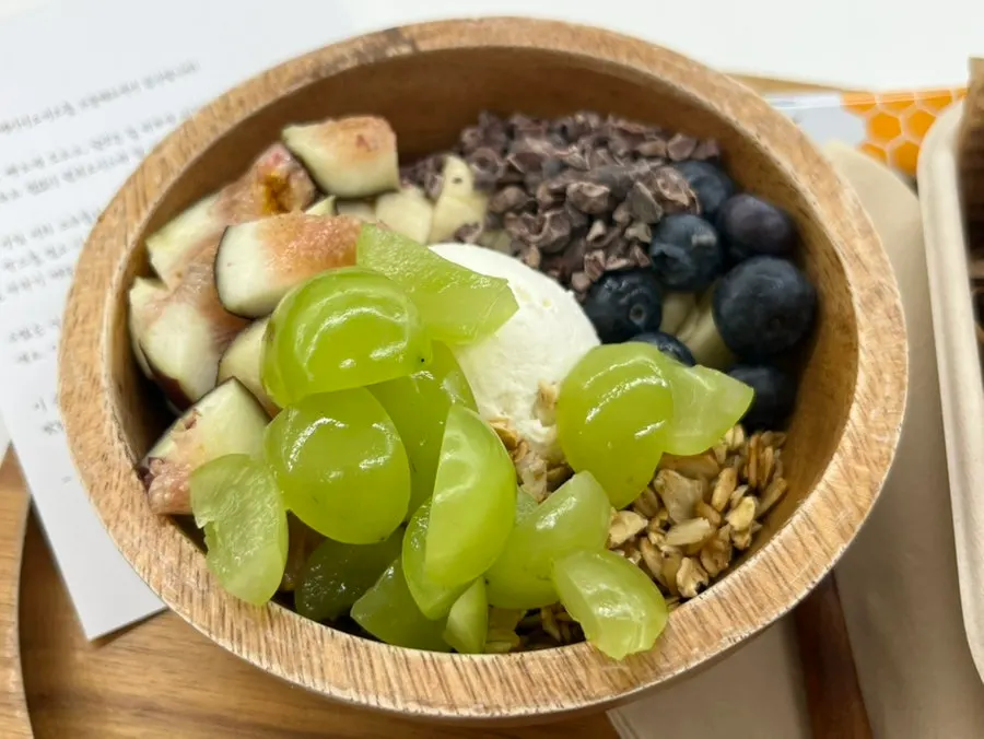 쌀맛 그릭요거트볼 클로즈업