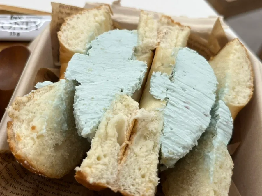 피스타치오맛 그릭요거트를 넣은 베이글샌드 단면