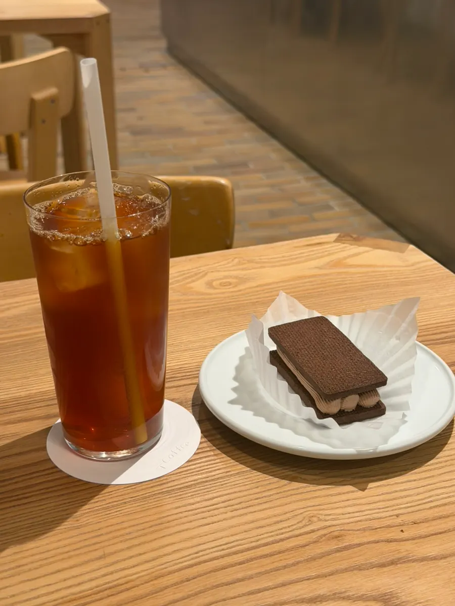 티 커피 초코 샌드쿠키와 커피