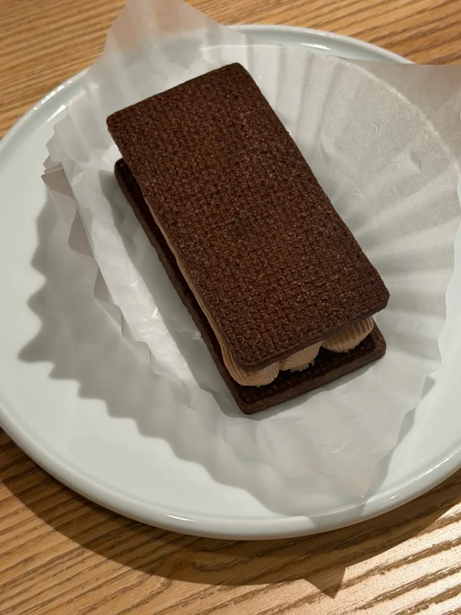 초록뷰 창가에 놓인 커피와 쿠키