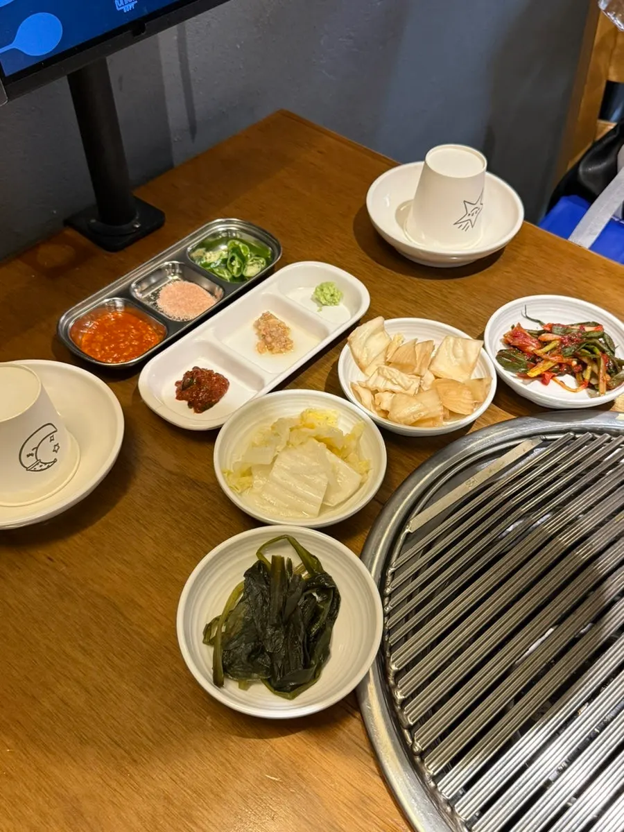 성수터전 기본 반찬과 소스