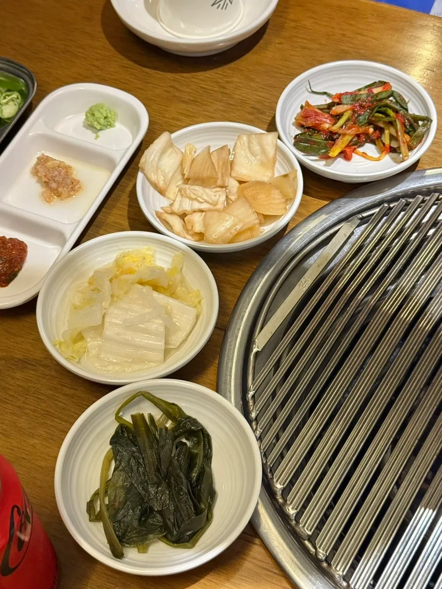 고기 곁들임 반찬과 소스 구성