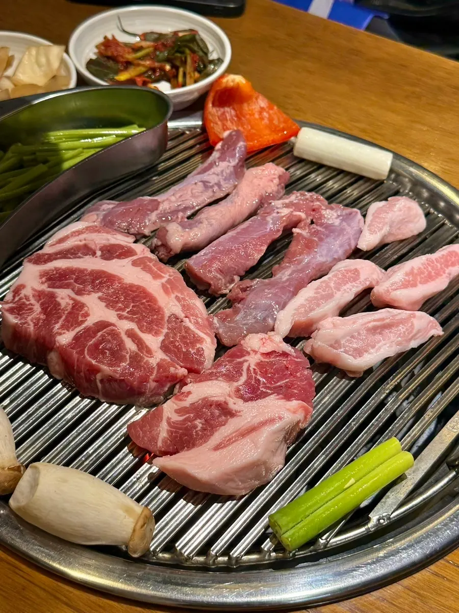 불판 위 특수부위와 채소