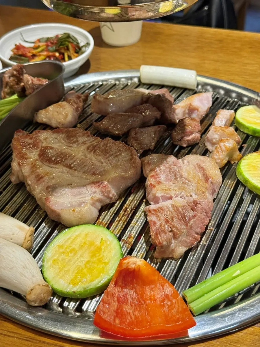 불판에 구워지는 고기