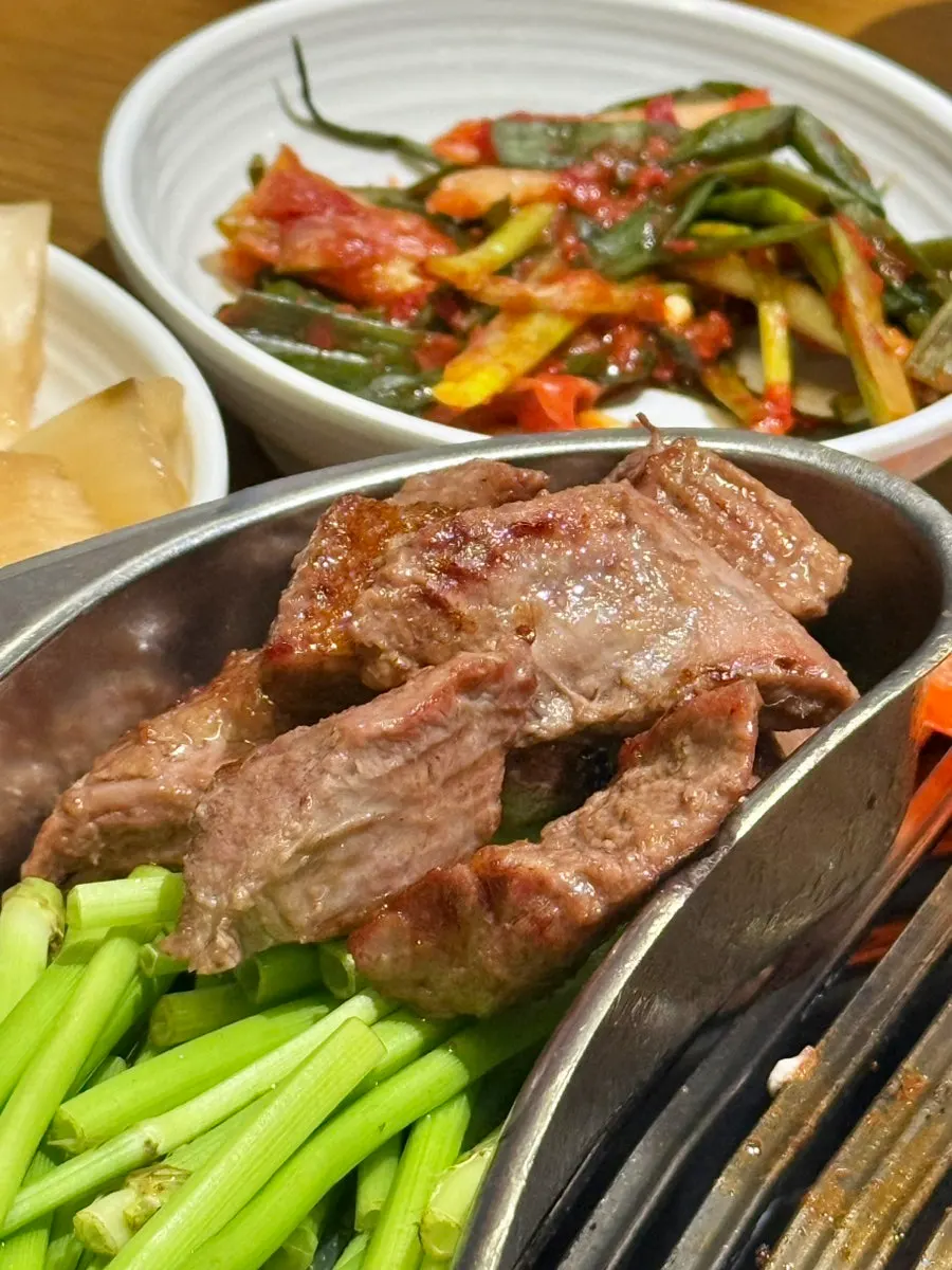 다 익힌 고기 제공 모습