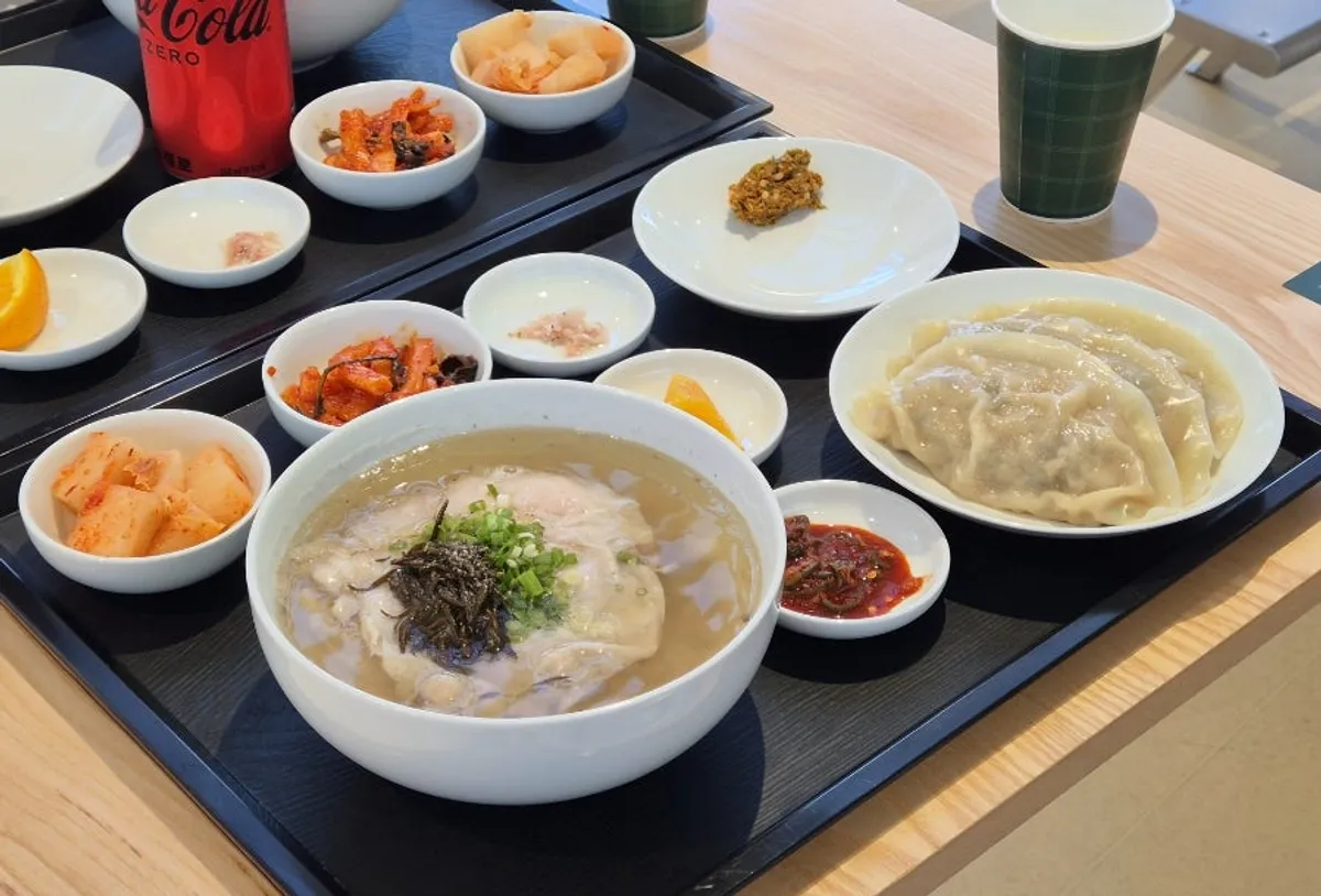 맑은공탕정식 2인분과 미나리 톳 왕만두 상차림