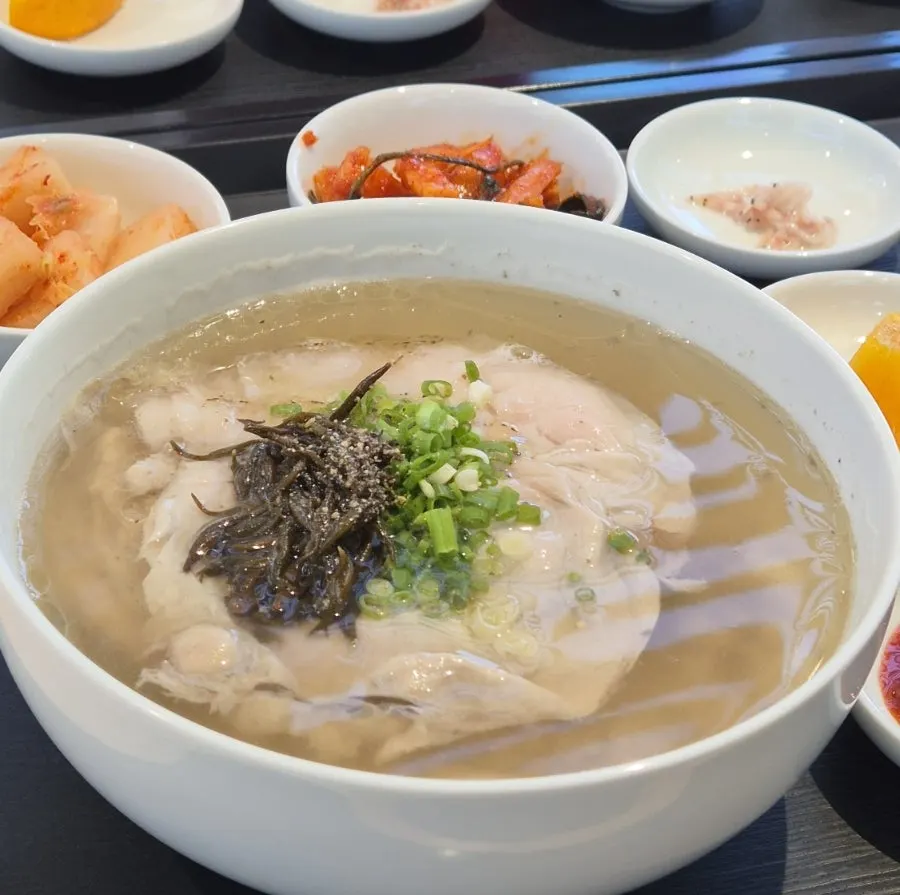 뽀얀 국물의 맑은공탕 한 그릇