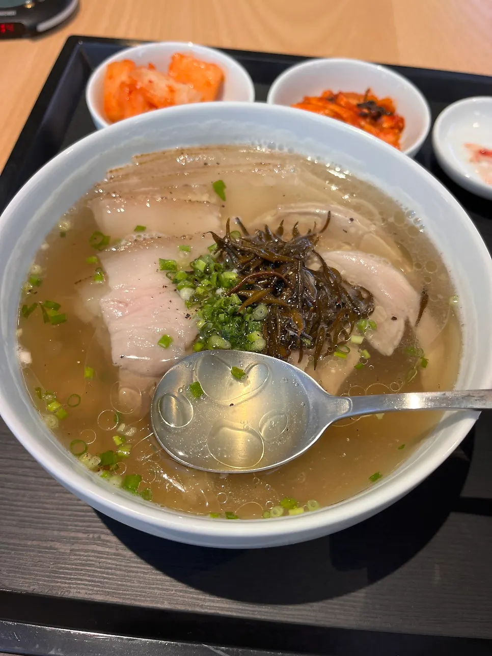 Clear pork gomtang topped with tot and green onion