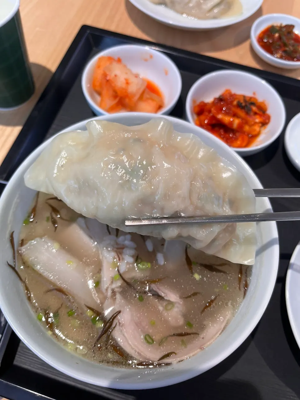Side dishes served with the gomtang