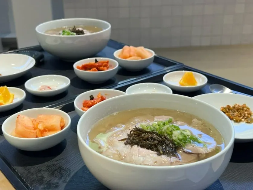 깍두기 무말랭이 새우젓 오렌지로 구성된 반찬 네 가지