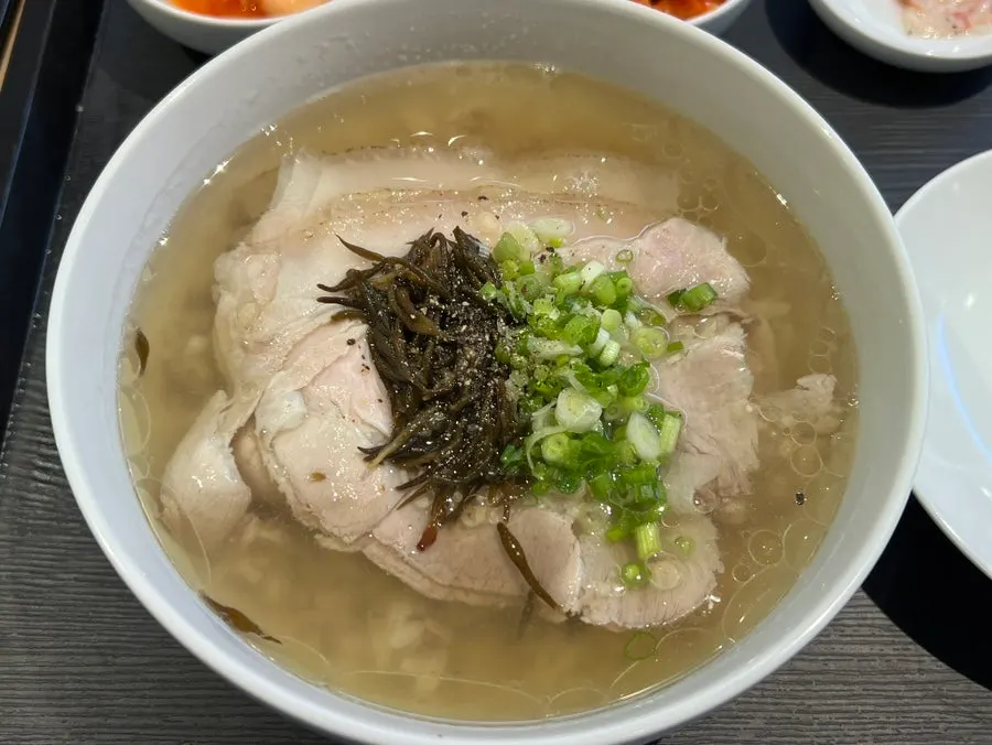 얇게 저민 돼지고기가 올라간 맑은공탕 국물