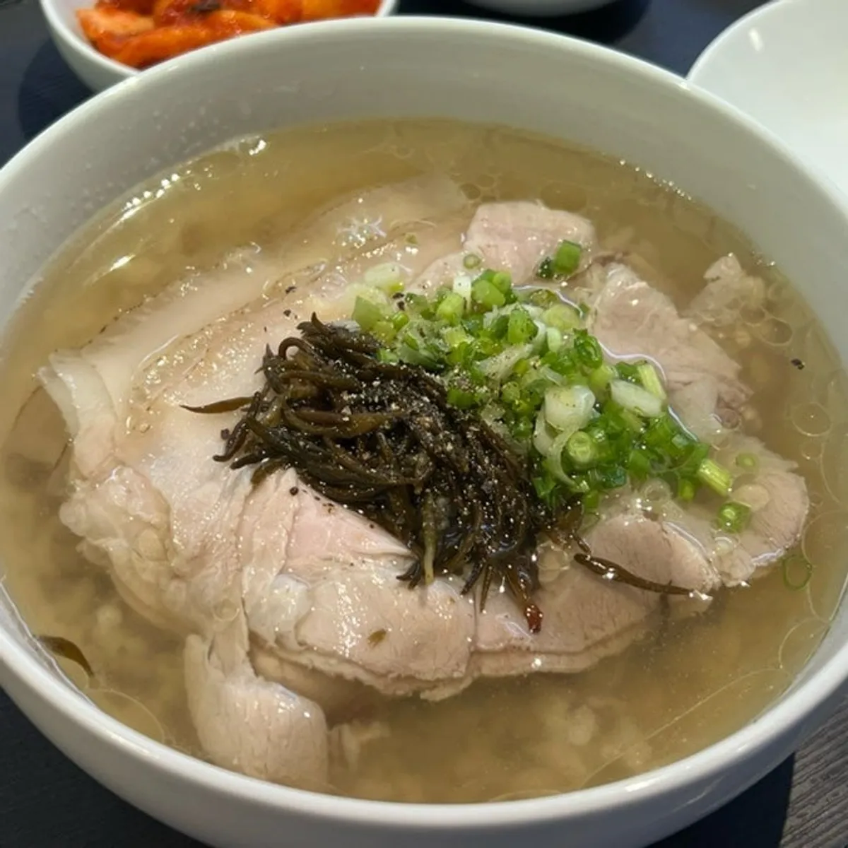 밥이 말려 나온 돼지공탕 하우 맑은공탕 한 그릇