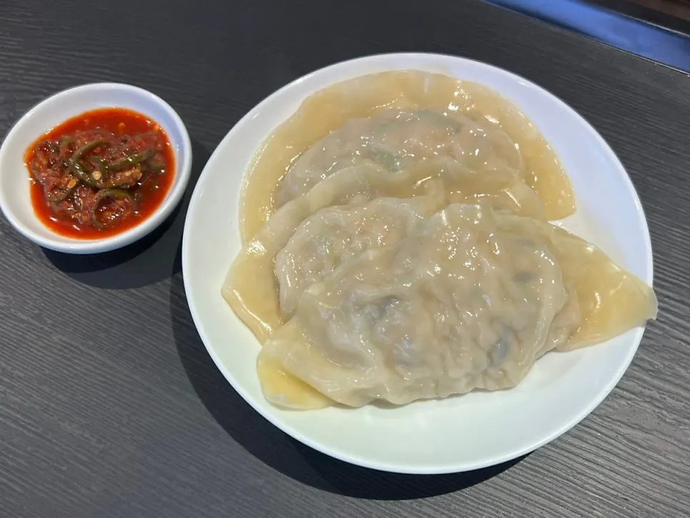 미나리 톳 왕만두 세 개와 고추 양념장