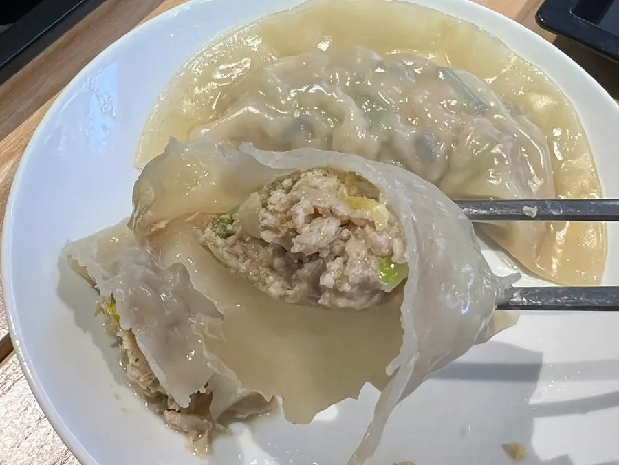 반으로 가른 미나리 톳 왕만두 속