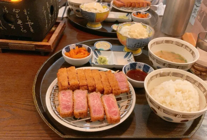 The brazier and side dishes set up before the gyukatsu arrives