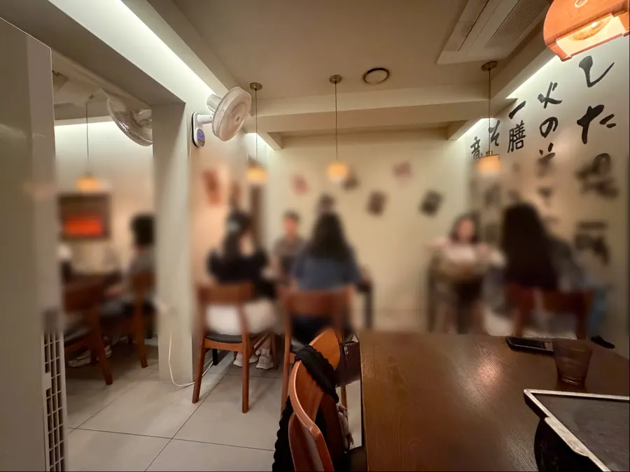 따뜻한 조명의 규엔당 성수 내부