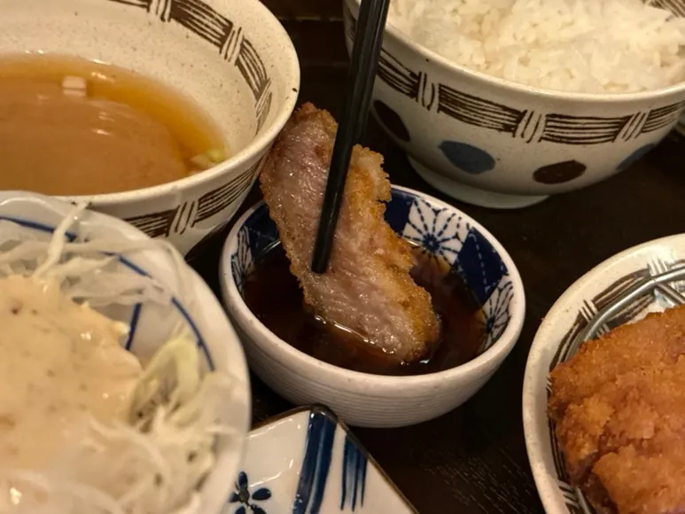 규카츠 소스에 찍은 채끝 규카츠