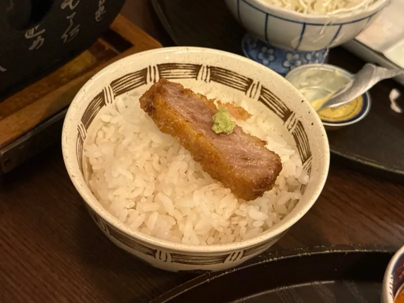 핑크솔트와 생와사비를 올린 규카츠와 밥
