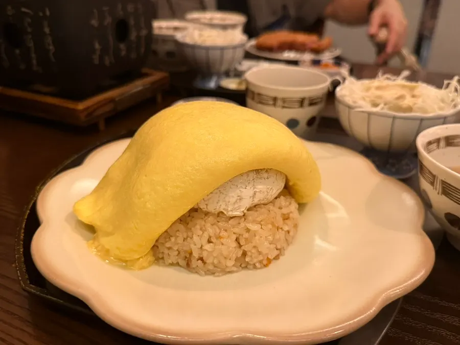 오믈렛 아래 통째로 올라간 브리치즈 한 덩이