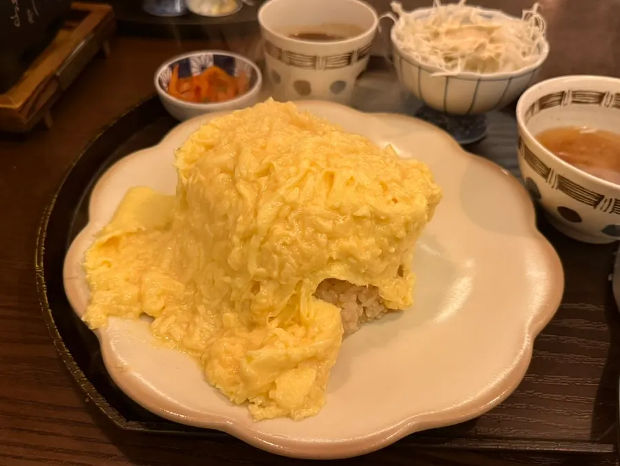 녹아내리는 브리치즈와 오믈렛 단면