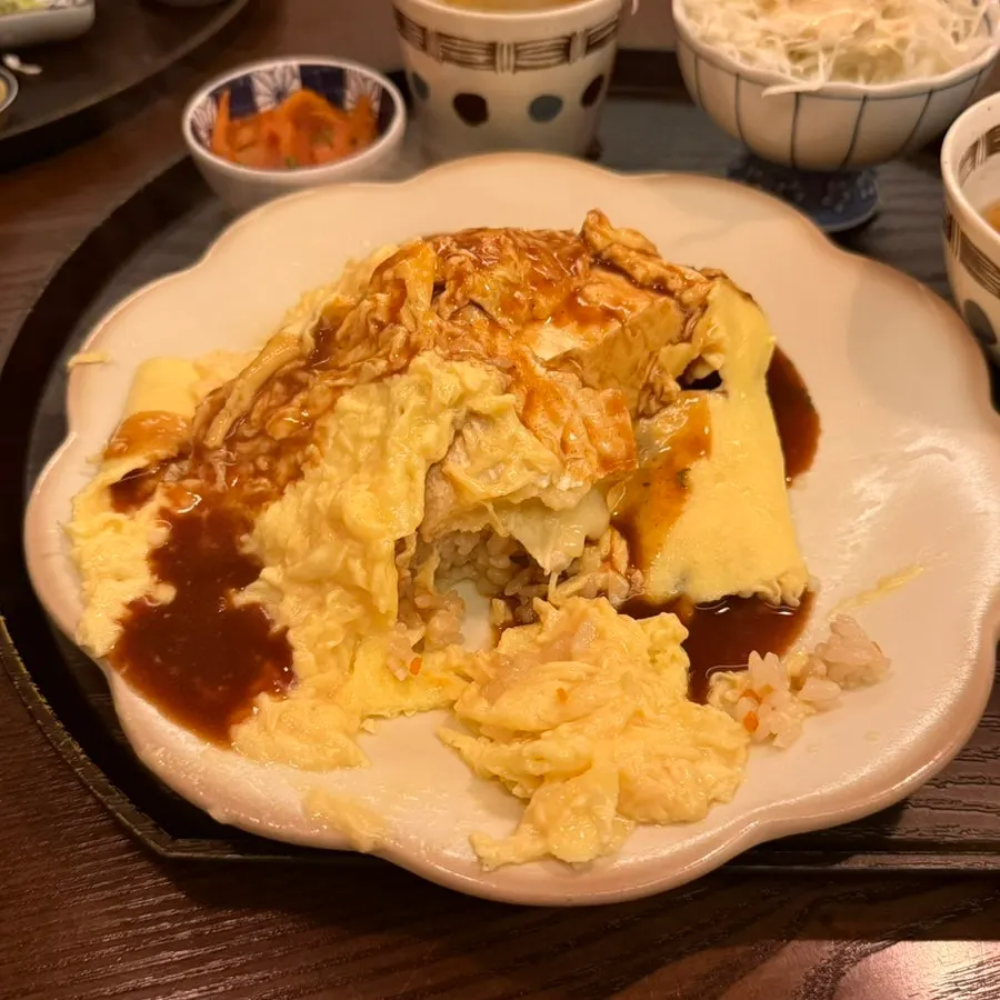 반숙 계란이 쏟아지는 오므라이스 절단면