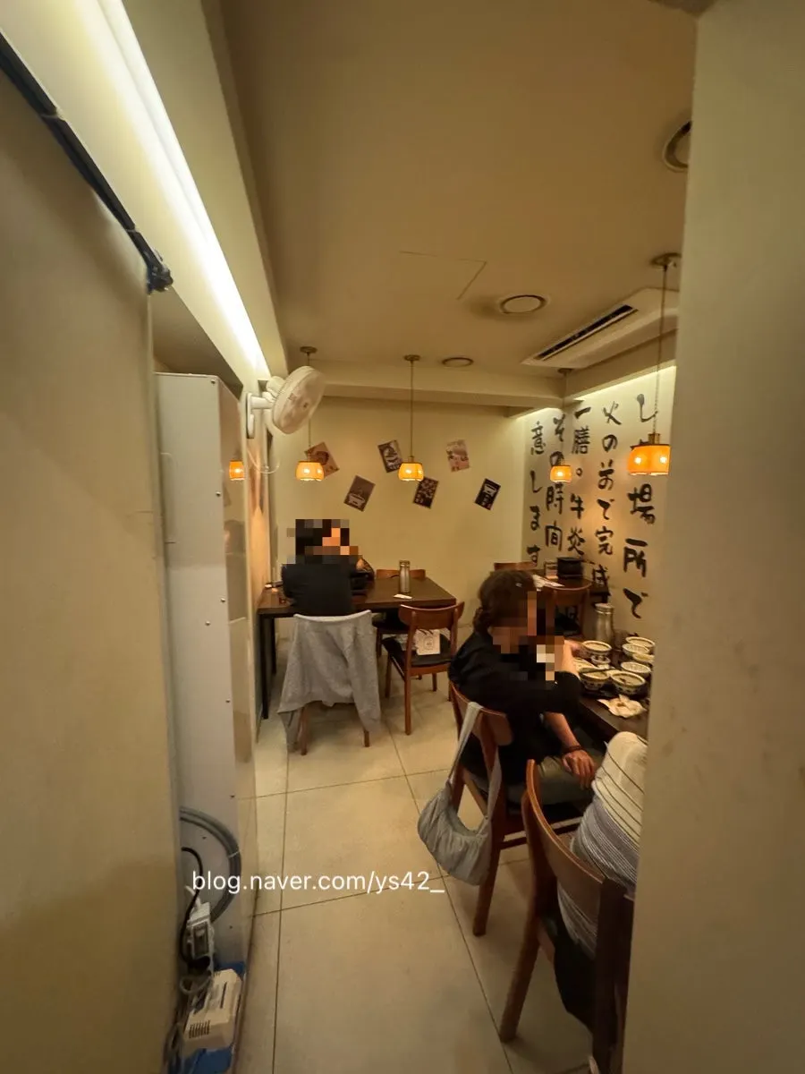 차분한 분위기의 규엔당 테이블 자리