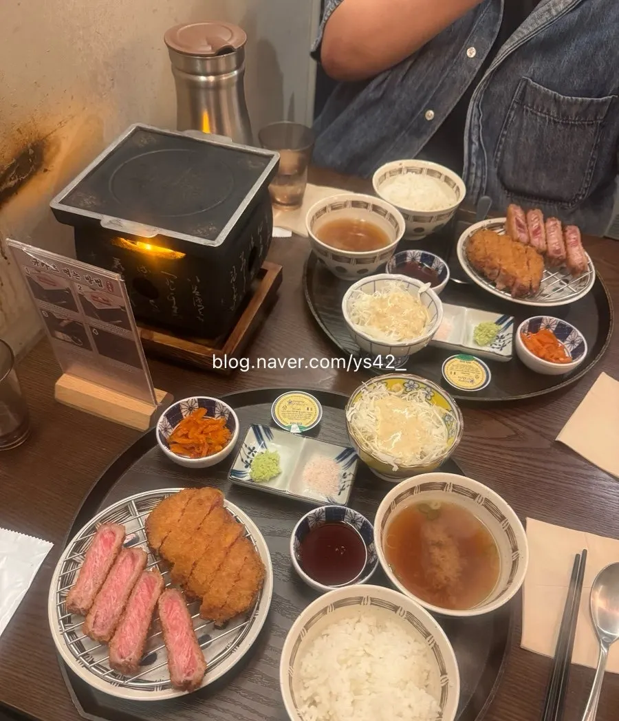돌판과 함께 차려진 채끝규카츠 상차림