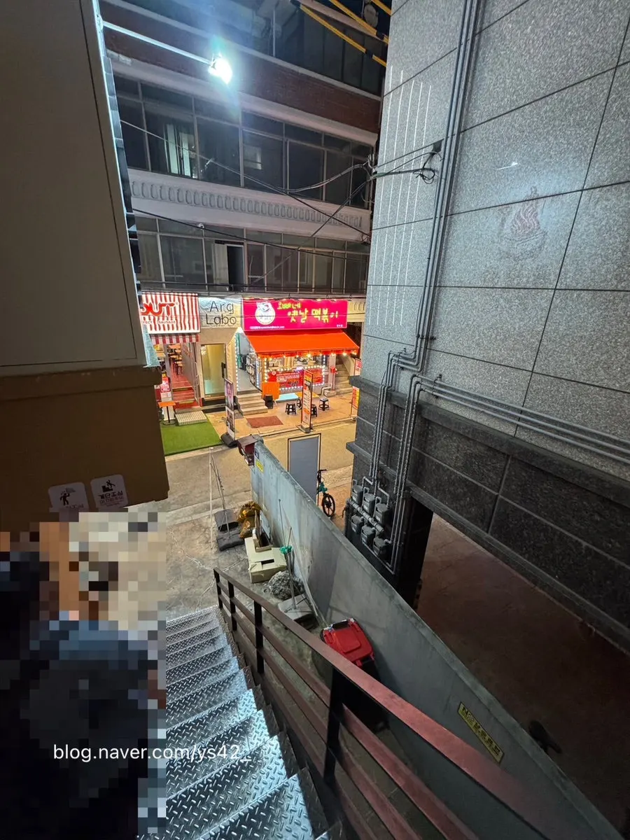 규카츠와 함께 나온 샐러드와 사이드 반찬