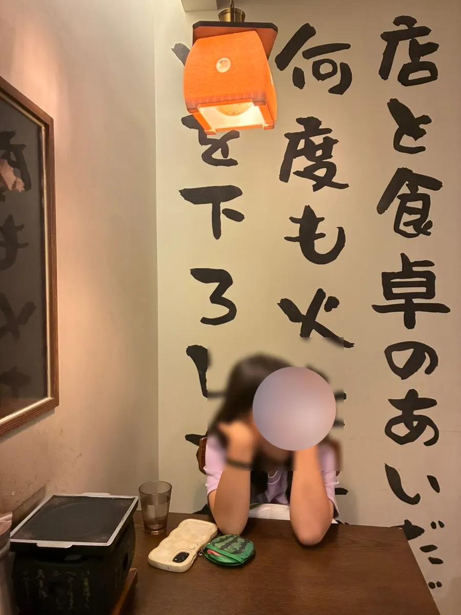 음식을 기다리는 조카와 테이블 세팅