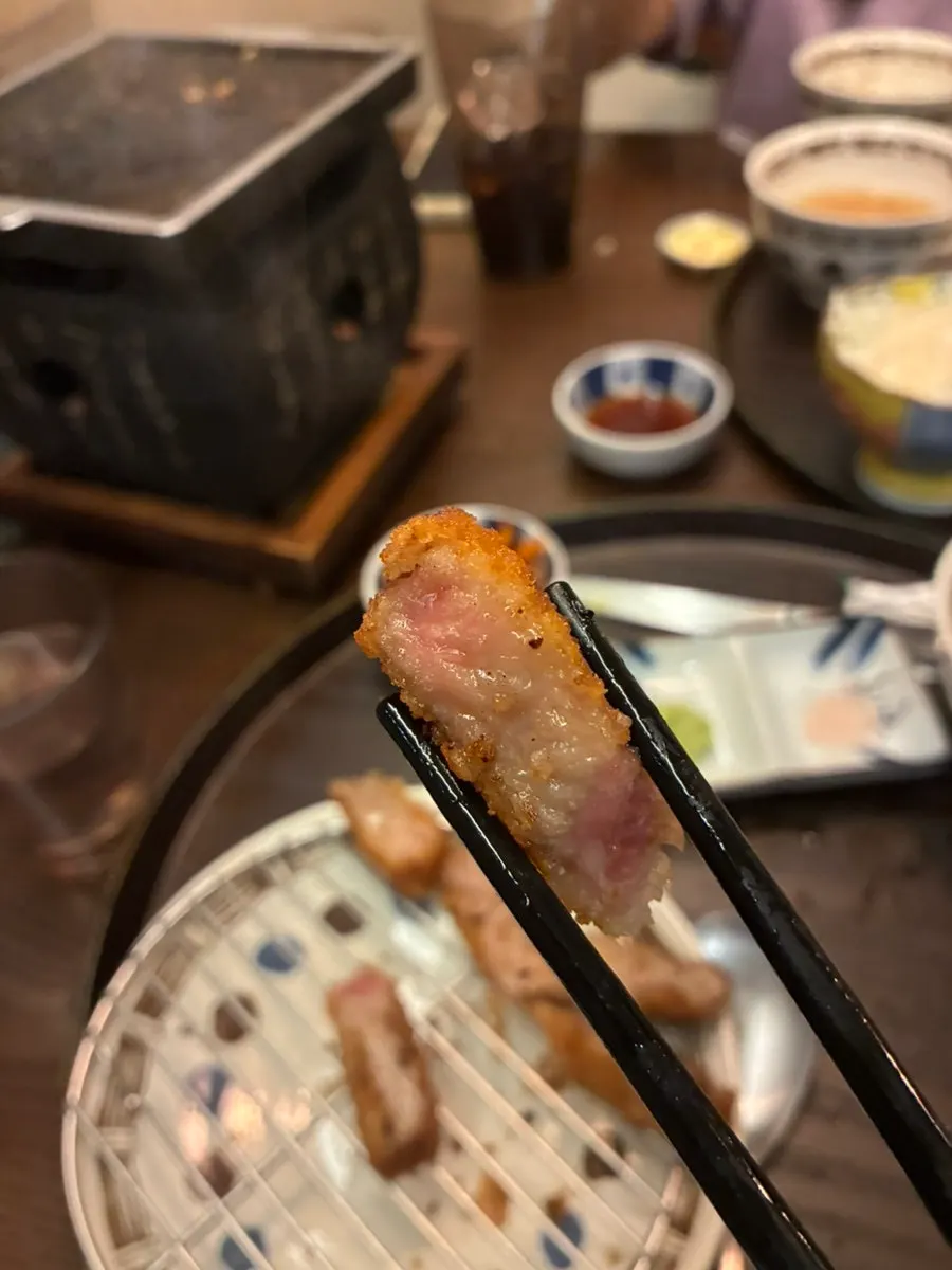 선홍빛 단면이 보이는 채끝 규카츠 클로즈업