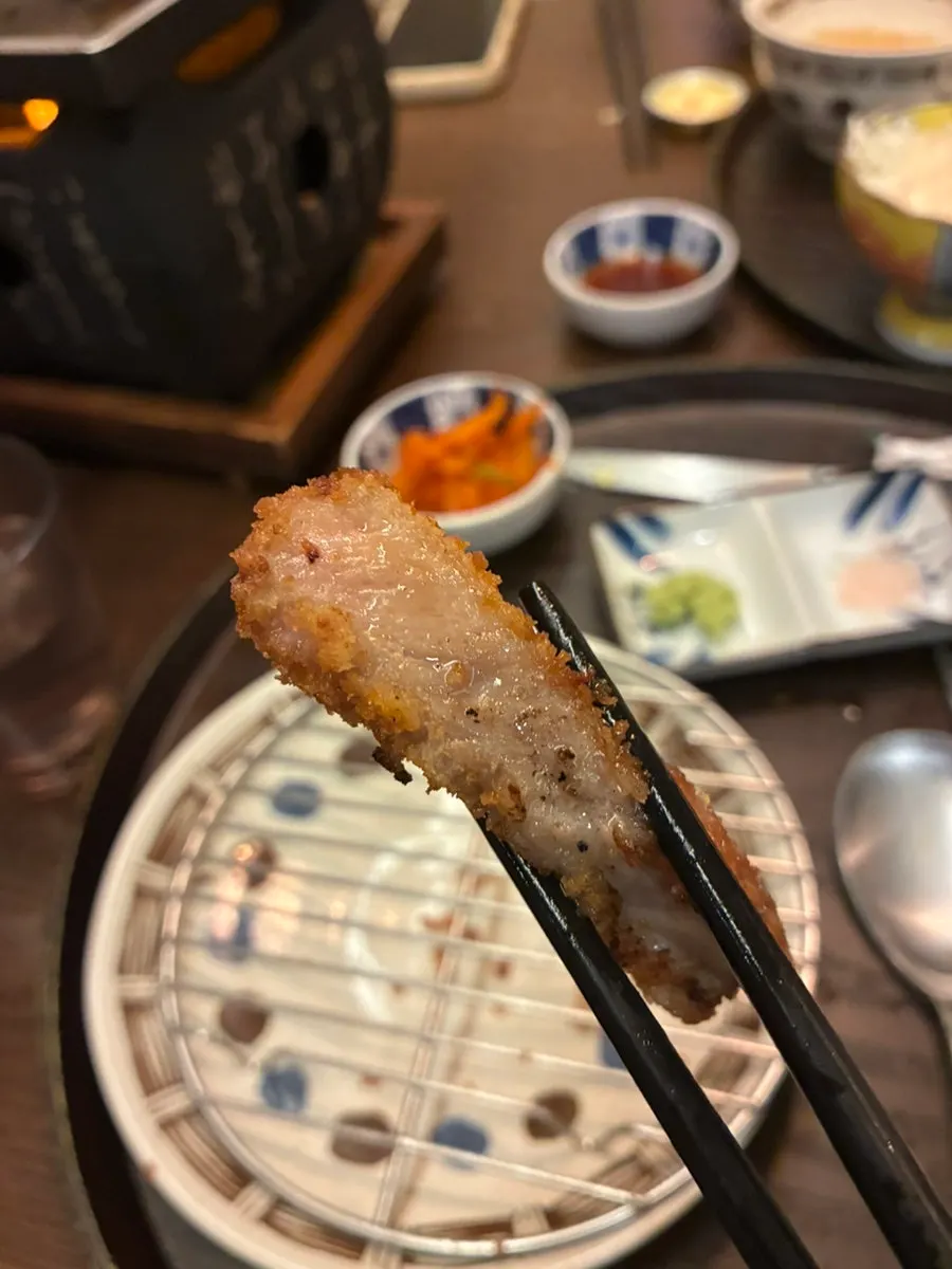 화로에 구워진 규카츠를 집어 든 모습