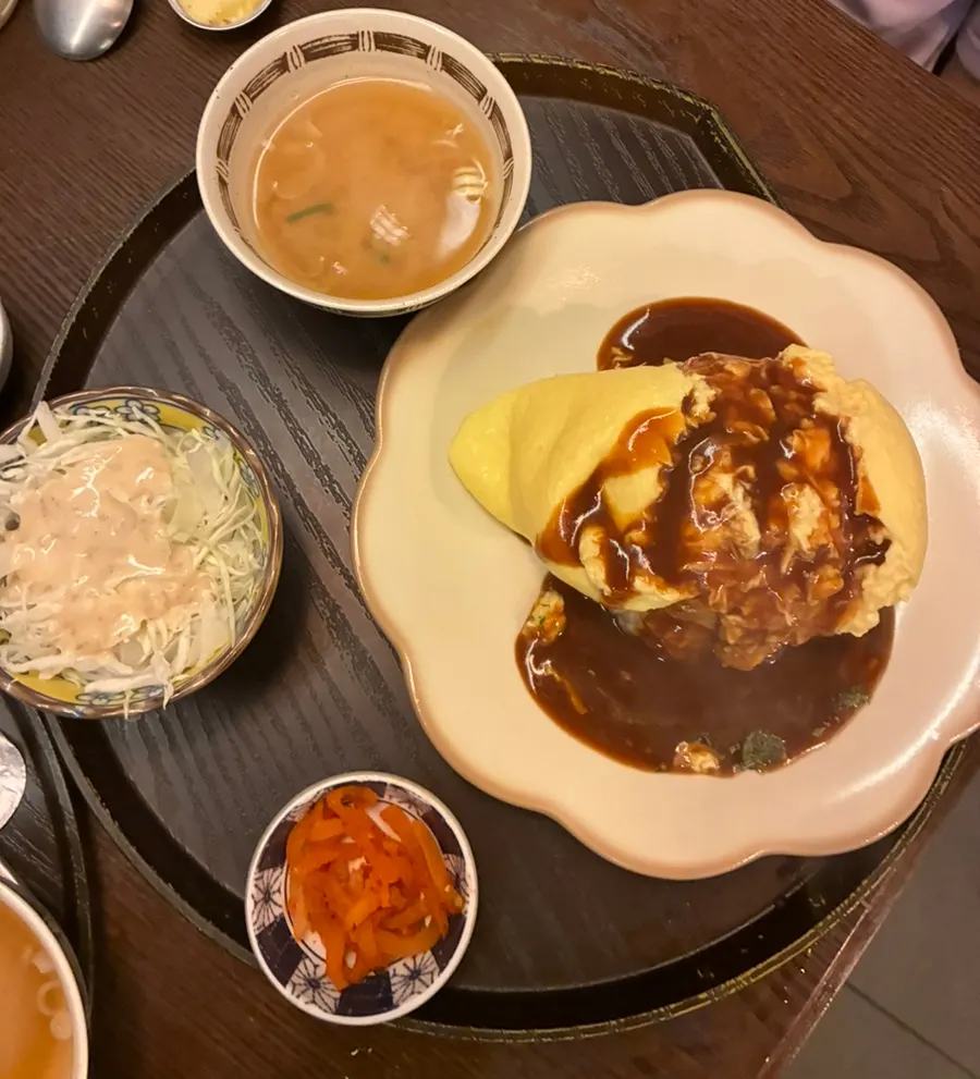 소스와 어우러진 브리치즈 오무라이스
